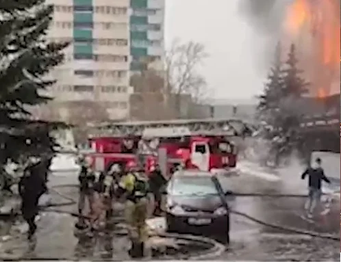 Пожар в Набережных Челнах сегодня 28.10.2023: Люди босиком по снегу выбегают из горящего здания гостиницы Kamarooms