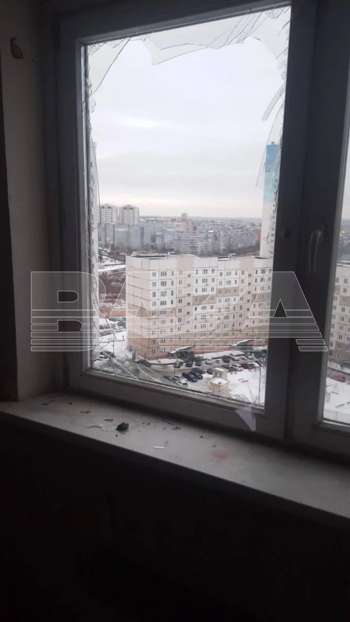 Фото и видео из квартиры в Туле, в окно которой врезался беспилотник.