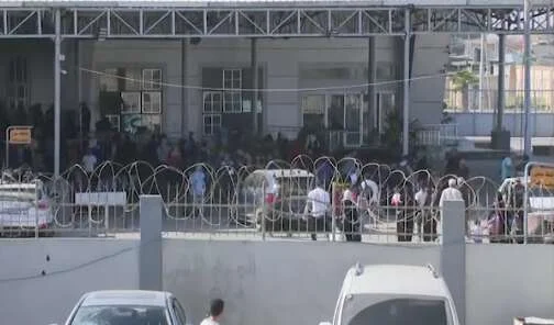 Десятки людей штурмуют КПП «Рафах» на границе Египта и сектора Газа