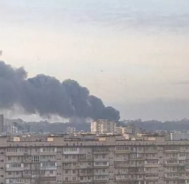 Подольский район Киева. Очень мощный пожар от "обломков" в районе складов.